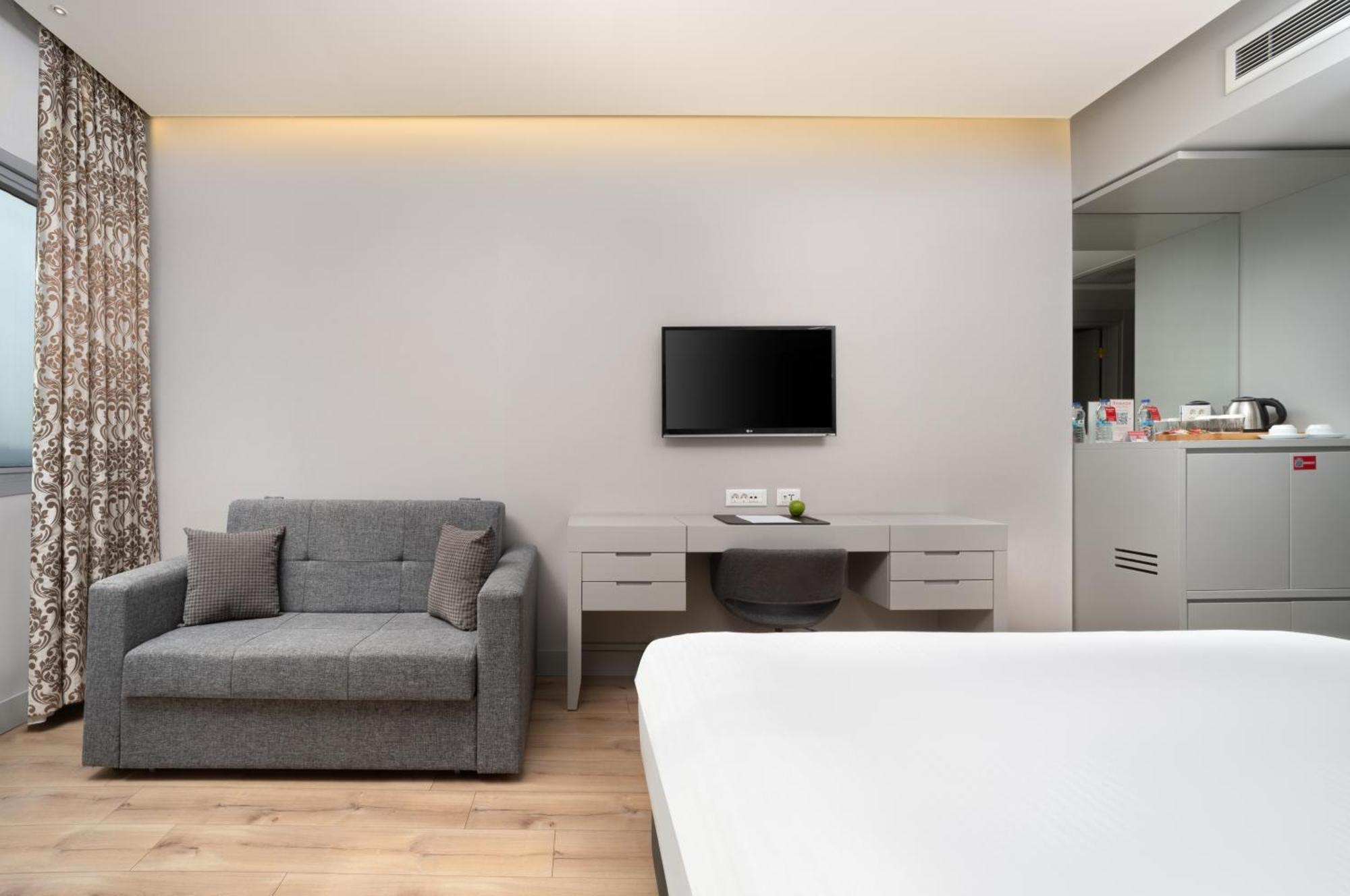 Отель Ramada Plaza By Wyndham Istanbul Atakoy Экстерьер фото