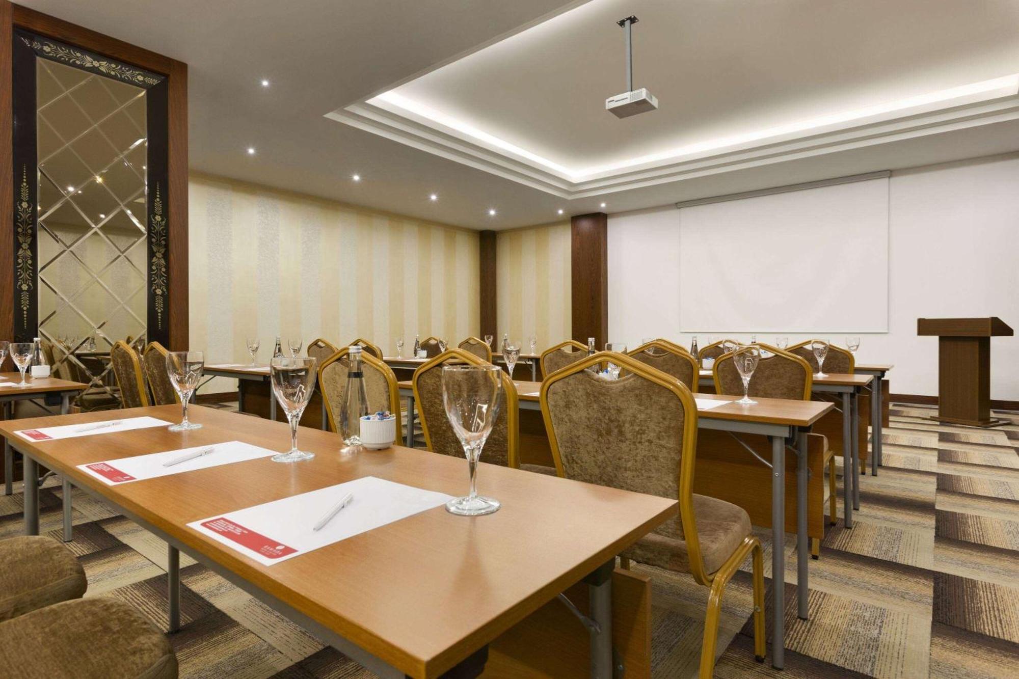 Отель Ramada Plaza By Wyndham Istanbul Atakoy Экстерьер фото